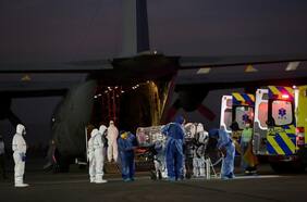 Trasladan a Concepción en avión Fach a dos pacientes con coronavirus conectados a ventilación mecánica desde el Hospital Padre Hurtado en la RM