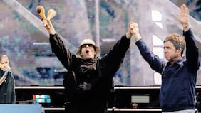 Los hermanos Gallagher llegan a Chile por separado y habrá show de drones como previa al concierto de Oasis