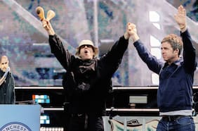 Los hermanos Gallagher llegan a Chile por separado y habrá show de drones como previa al concierto de Oasis