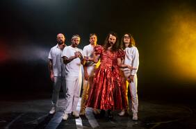 IDLES se reinventa en su nuevo disco: “El amor lo es todo, trasciende y abarca”