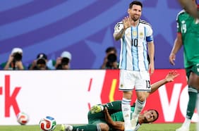 DT de Sudáfrica estalla tras sufrir dos expulsiones en el debut y carga contra Argentina: “Con Messi no hubo ni VAR”
