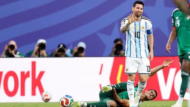DT de Sudáfrica estalla tras sufrir dos expulsiones en el debut y carga contra Argentina: “Con Messi no hubo ni VAR”