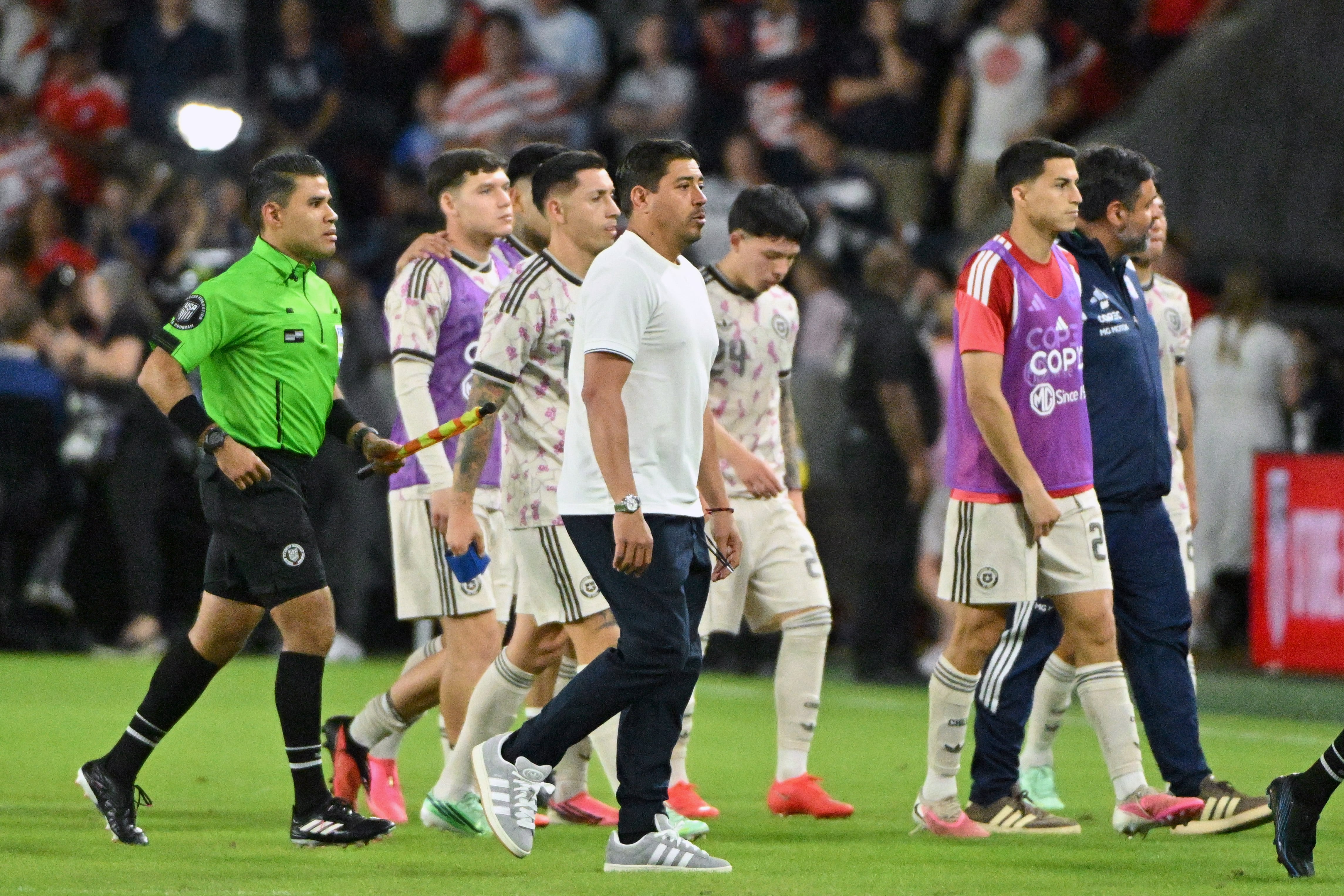 “Estados Unidos aplasta a Chile”: la prensa internacional califica la caída de la Roja