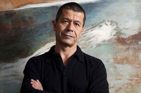 “Cuando las cosas van bien, no está mal decirse que la buena racha no va a durar”: el Yoga de Emmanuel Carrère llega a Chile