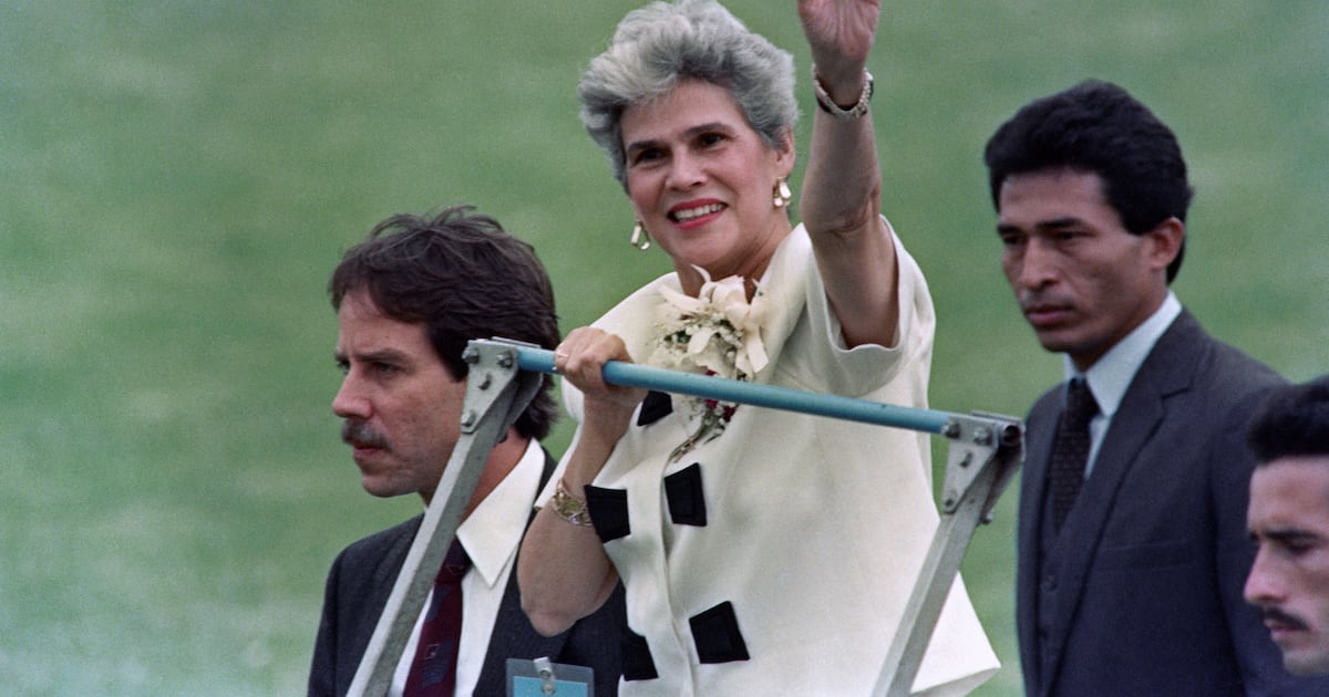 El legado de Violeta Barrios de Chamorro: La democracia incompleta en Nicaragua y su eco en América Latina