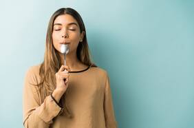 A qué hora debemos comer y cuál es el tamaño de las porciones, según dos nutricionistas