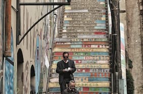 Sebastián Runner y su nuevo libro: “Me mueve fotografiar al Valparaíso vivo, real, no ocultar sus grietas, rayados o su olor”