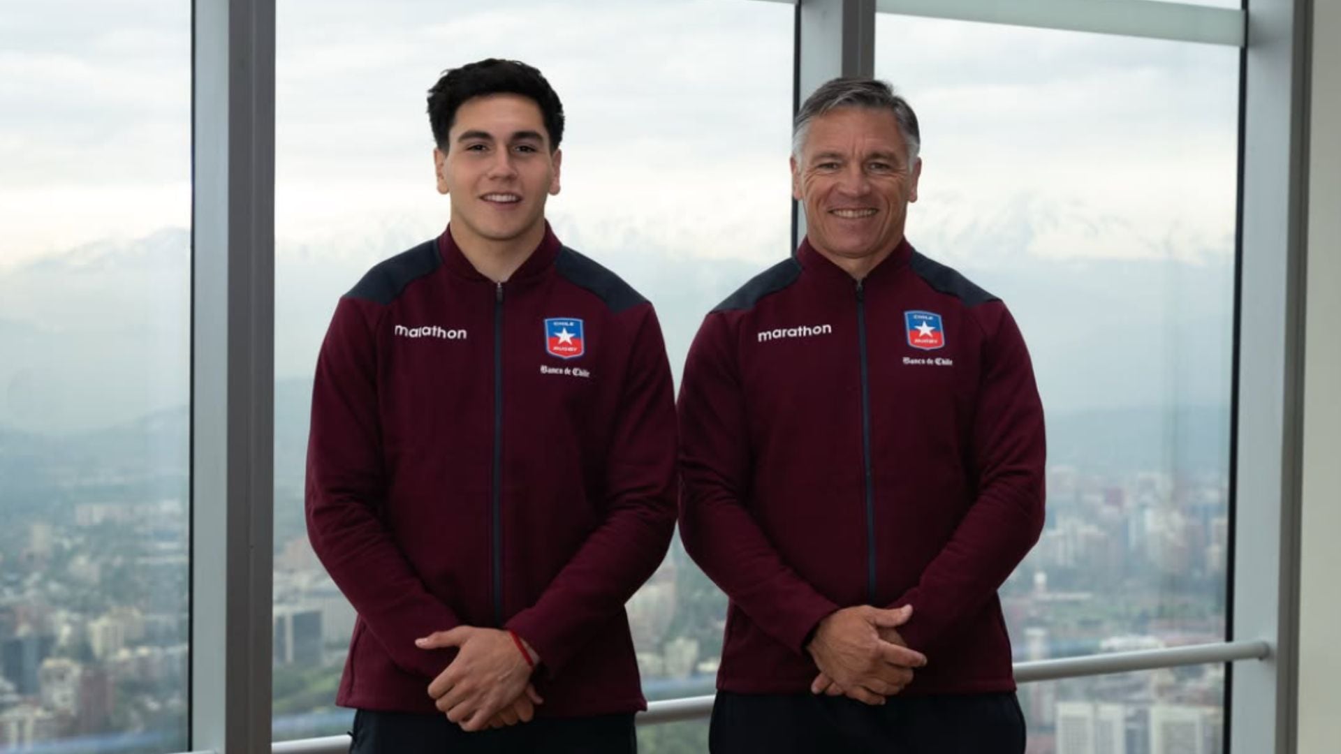 El capitán Marco Alvano y el head coach Eduardo Etcheto en la presentación del World Rugby U20 Challenger 2026. Foto: Chile Rugby.