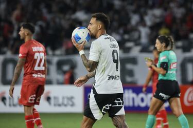 Javier Correa se transformó en la figura del triunfo de Colo Colo sobre San Felipe tras anotar un triplete.