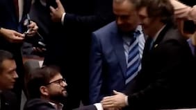 Sin pararse de su asiento: así fue el frío saludo del Presidente Boric a Javier Milei en Bolivia