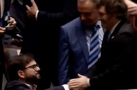 Sin pararse de su asiento: así fue el frío saludo del Presidente Boric a Javier Milei en Bolivia
