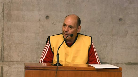 Abren sumario y suspenden a jefe de DD.HH. de Gendarmería tras informe que recomendó traslado de comandante Ramiro