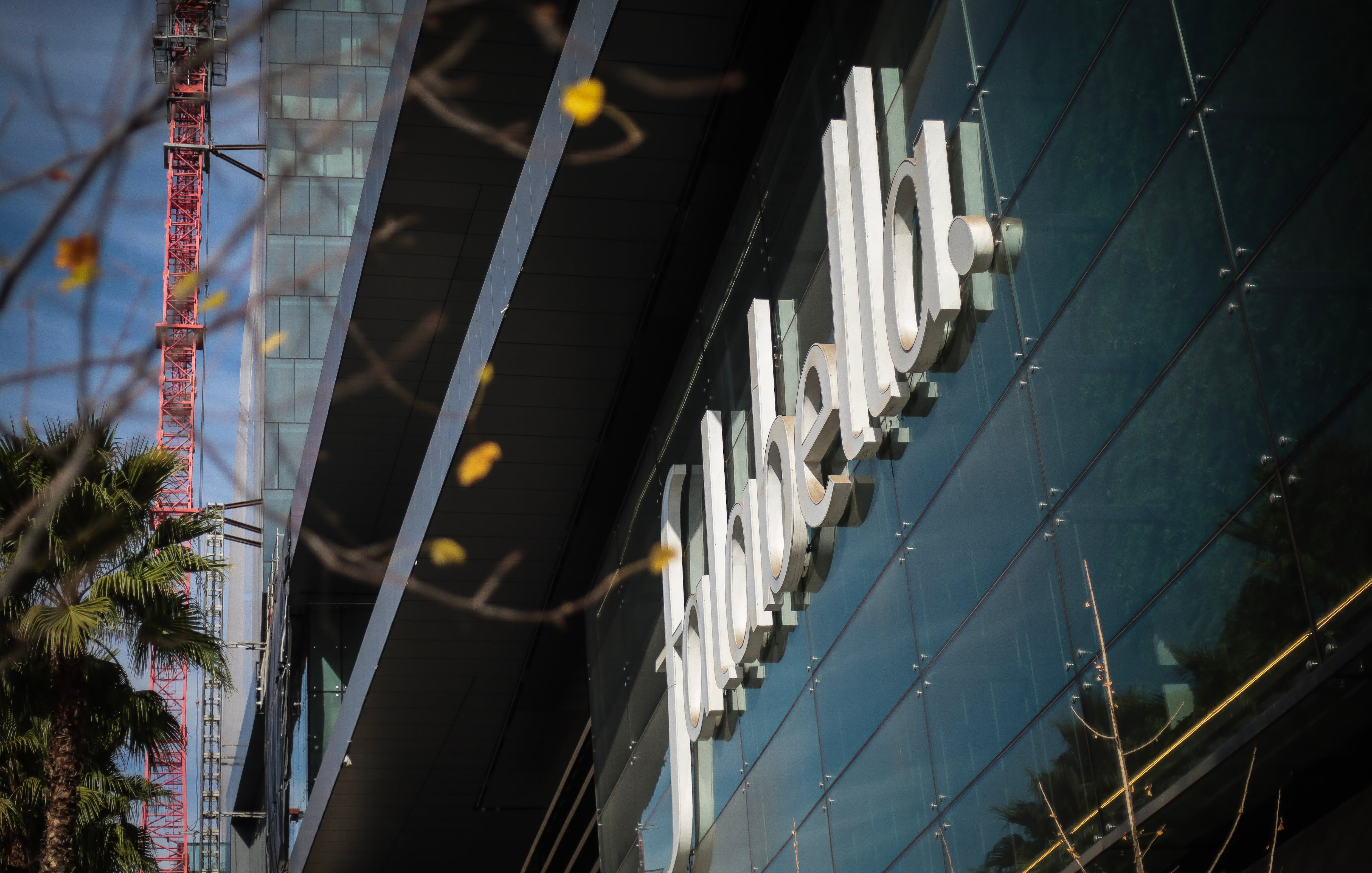 Agencia Fitch mejora clasificación de riesgo crediticio de Falabella