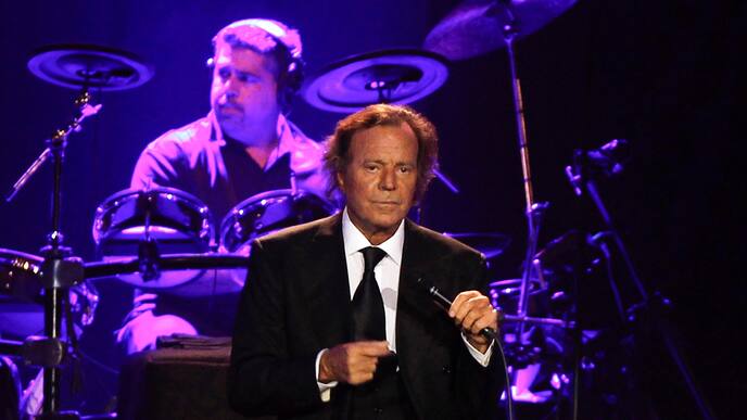 ¿Quitarle los reconocimientos?: el duro debate que se abre en España ante las acusaciones contra Julio Iglesias