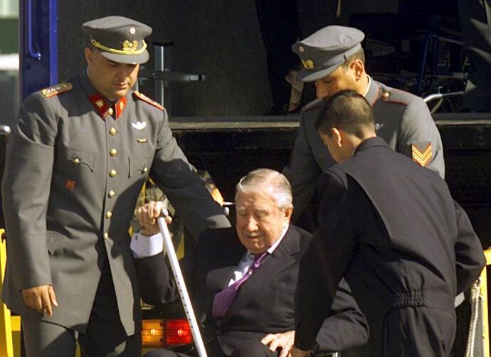 26 años del arresto de Pinochet en Londres: hay 1.500 causas abiertas contra exmilitares y solo 350 condenas 3 El día en que Hermógenes le contó a Pinochet su plan para que el Mossad lo rescatara en Londres - La Tercera