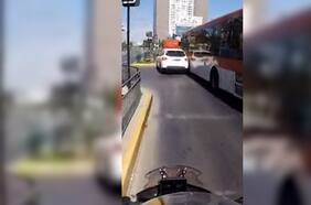 Bus RED saca por la fuerza a vehículo que se coló en vía exclusiva