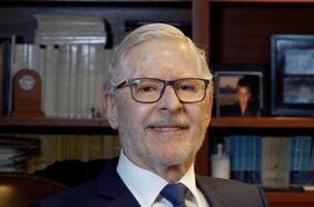 Una foto con agujeros, plumas y fecas de ave: la misteriosa encomienda que hace “temer por su vida” al conservador de Bienes Raíces de Santiago