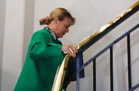 Con orden de descerrajar dictada por el juez Urrutia: Carabineros allana domicilio de ministra Ángela Vivanco