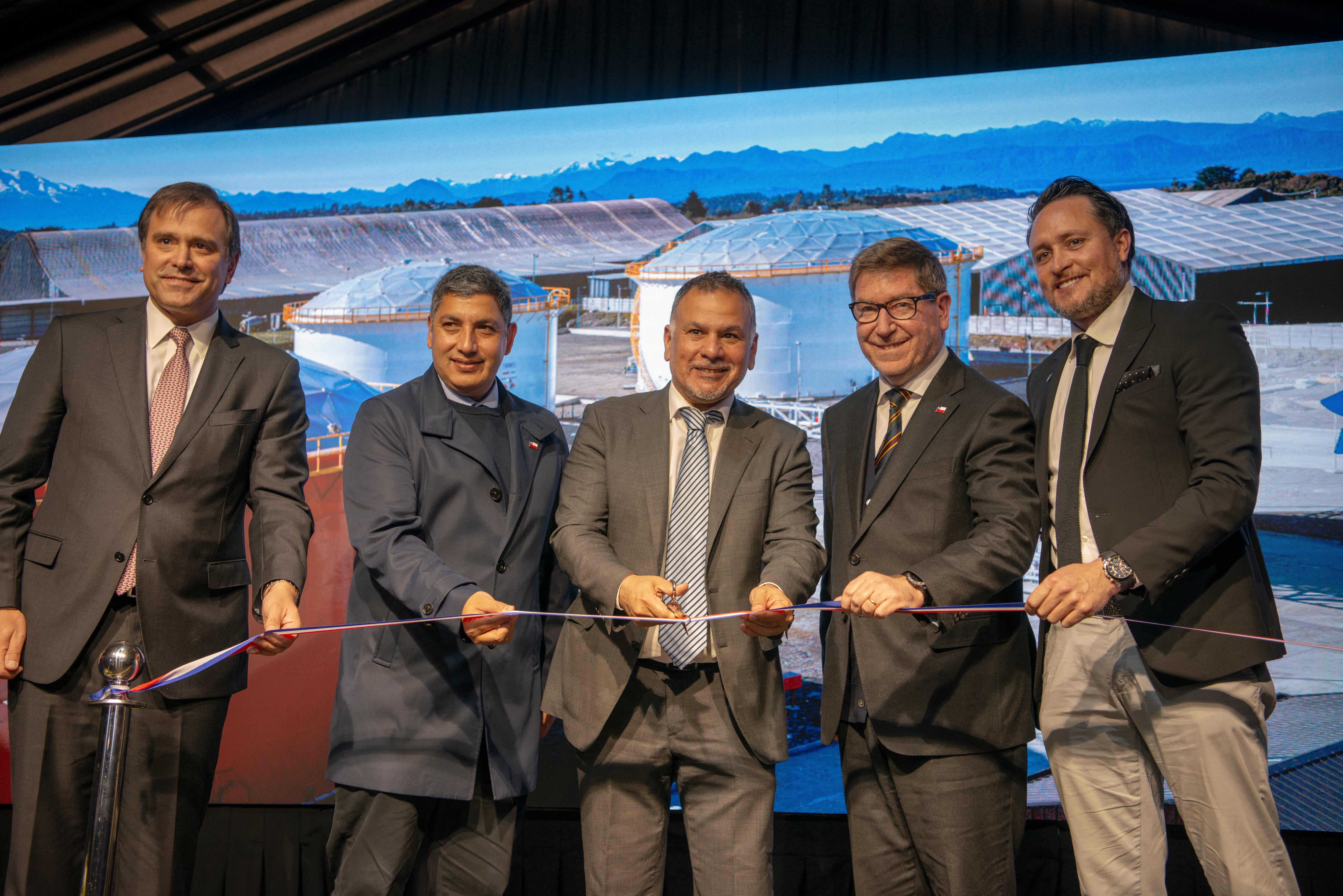 Edgardo Escobar, gerente general de Esmax; Cristián Palma, delegado presidencial regional de Los Lagos; Ziyad Al Juraifani, presidente de Esmax; Daniel Mas, biministro de Economía y Minería y Rodrigo Wainraihgt, alcalde de Puerto Montt.