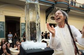 Cecilia Vicuña: “Mon Laferte es amada y adorada, entonces ¿cómo acusar a una institución por traer una exposición?”