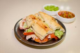 La clásica fuente de soda Ciro's llega a Ñuñoa con todos el sabor de sus sanguchitos