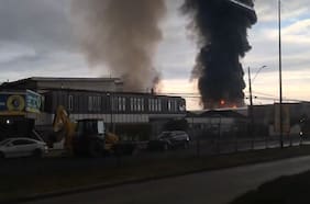 Incendio en acopio de neumáticos en Cerrillos obliga a evacuar a 21 personas