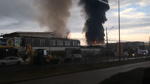 Incendio en acopio de neumáticos en Cerrillos obliga a evacuar a 21 personas