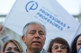 “La educación se cae a pedazos y nos mandan a cantar la canción nacional”: la respuesta del Colegio de Profesores ante proyecto que obliga a entonar el himno en colegios