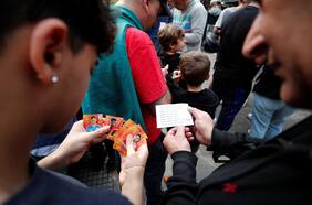 La histeria por conseguir un álbum de Qatar 2022 llega a Chile: los diversos motivos que explican la escasez de láminas en el mundo que tiene en alerta a Panini