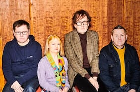 Con revisión de sus clásicos y una canción elegida por el público: cómo llega Pulp a su reencuentro con Chile