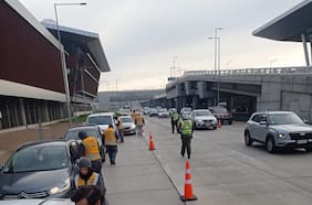 En lo que va del año se han cursado 5.400 fiscalizaciones y 1.600 multas a conductores de servicios informales en el Aeropuerto