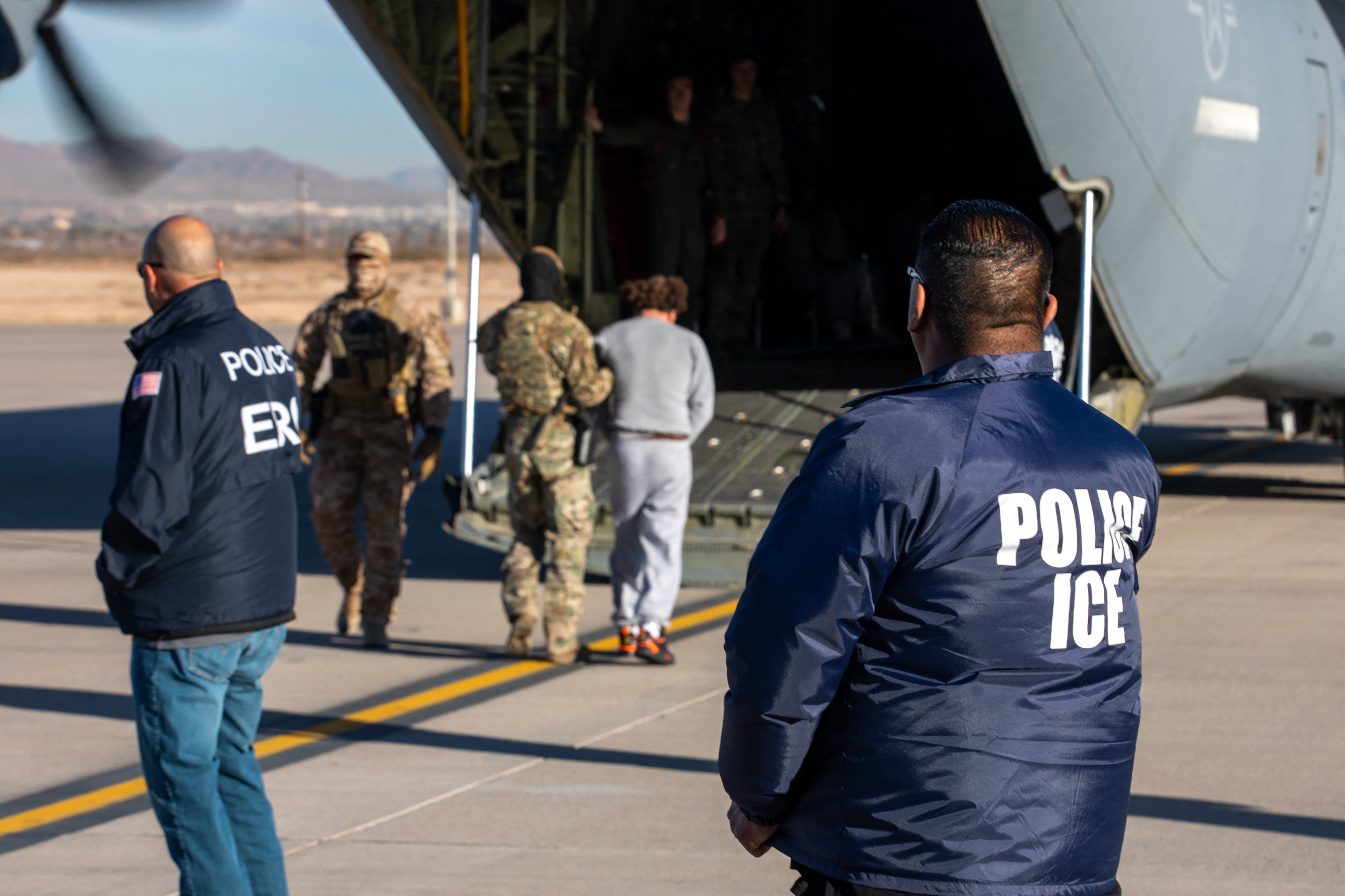 Vista de los vuelos de deportación del Servicio de Inmigración y Control de Aduanas (ICE) a través de transporte aéreo militar, en Fort Bliss, Texas, el 7 de febrero de 2025. Foto: AFP