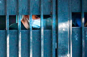 “Que puedan manifestar el género asumido” y reclusión segmentada: El nuevo protocolo de Gendarmería para internos trans