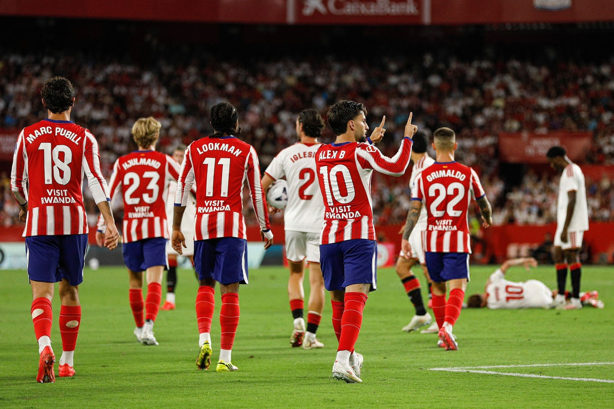 La eficacia del Atlético de Madrid frena el positivo arranque del Sevilla de Gabriel Suazo en la liga española