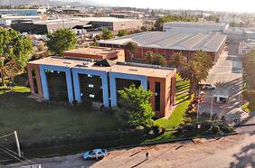 Seguidilla de cierre de plantas de empresas alarman por competitividad de Chile