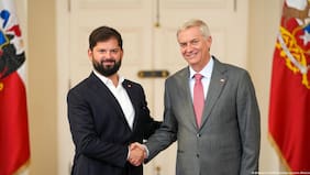 Embargos a deudores del CAE desatan primer choque entre Boric y Kast tras el cambio de mando
