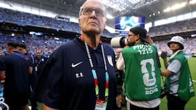 Con el camarín roto y obligado a ganarle a España: el difícil presente de Marcelo Bielsa con Uruguay en el Mundial