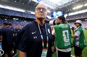 Con el camarín roto y obligado a ganarle a España: el difícil presente de Marcelo Bielsa con Uruguay en el Mundial