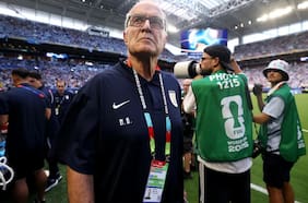 Con el camarín roto y obligado a ganarle a España: el difícil presente de Marcelo Bielsa con Uruguay en el Mundial