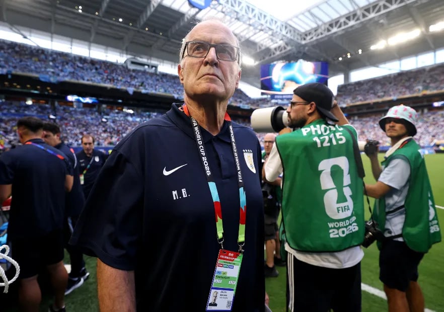 Con el camarín roto y obligado a ganarle a España: el difícil presente de Marcelo Bielsa con Uruguay en el Mundial