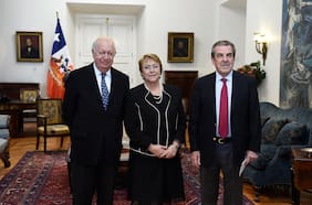 Michelle Bachelet y Ricardo Lagos se excusan de asistir al cambio de mando... Eduardo Frei no se lo pierde
