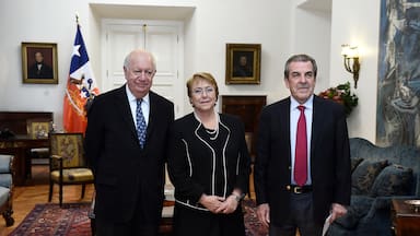 Michelle Bachelet y Ricardo Lagos se excusan de asistir al cambio de mando... Eduardo Frei no se lo pierde