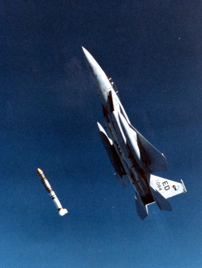 Un F-15 Eagle de la Fuerza Aérea de EE.UU. lanza un misil antisatélite ASM-135 ASAT.