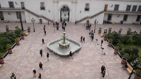 La Moneda recibe cerca de 700 personas en inédita apertura de paso peatonal por el bicentenario de la Presidencia