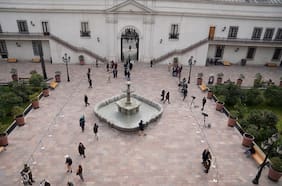 La Moneda recibe cerca de 700 personas en inédita apertura de paso peatonal por el bicentenario de la Presidencia