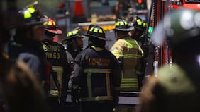 Explosión de balón de gas deja cuatro bomberos lesionados durante incendio en local de comida