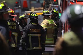Explosión de balón de gas deja cuatro bomberos lesionados durante incendio en local de comida en Viña del Mar