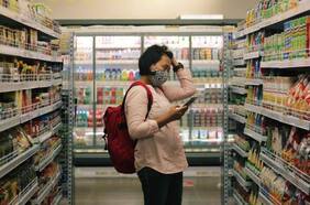Estudio encuentra sustancias vinculadas a más de 350.000 muertes en el plástico de alimentos y cosméticos
