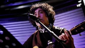 Manuel García rapea y rinde tributo a sus amigos de Calle 13