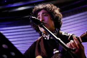 Manuel García rapea y rinde tributo a sus amigos de Calle 13